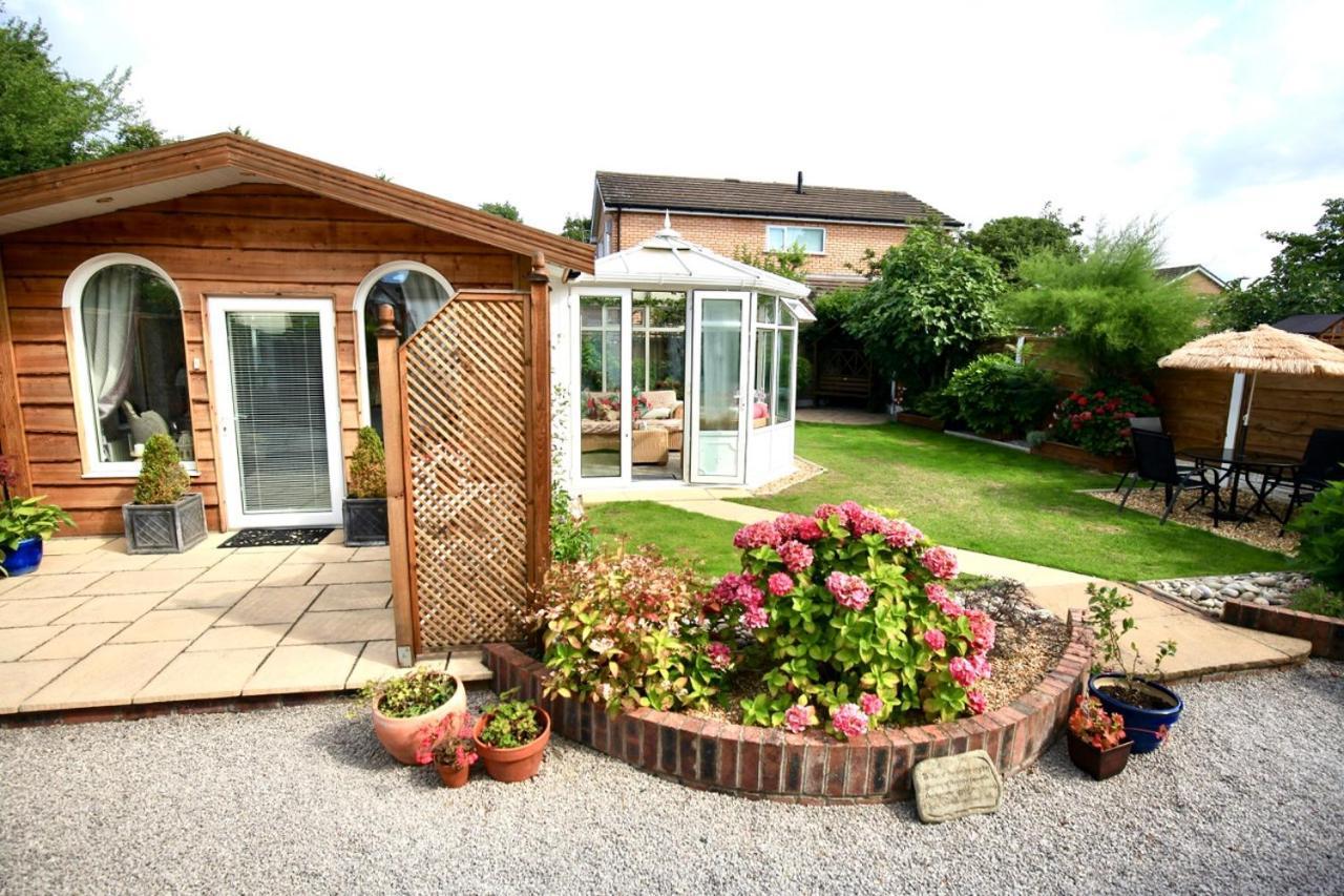 Formby Pinewood Studio Acomodação com café da manhã Exterior foto